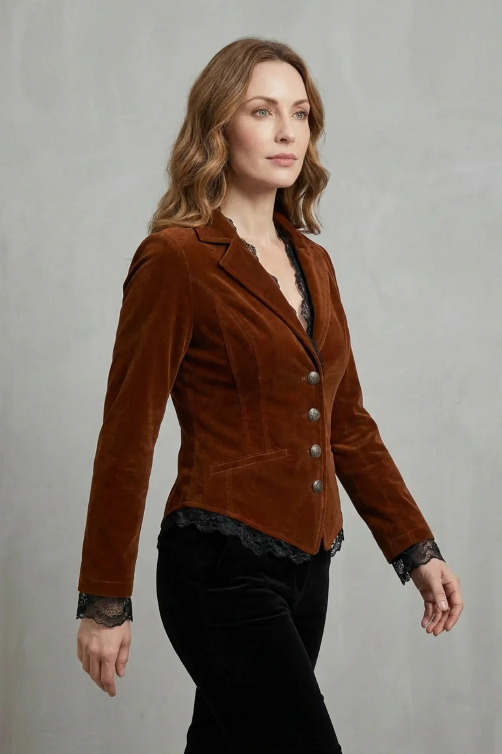 Valdrienne – Tailored lace accent – Velvet blazer - Image 3
