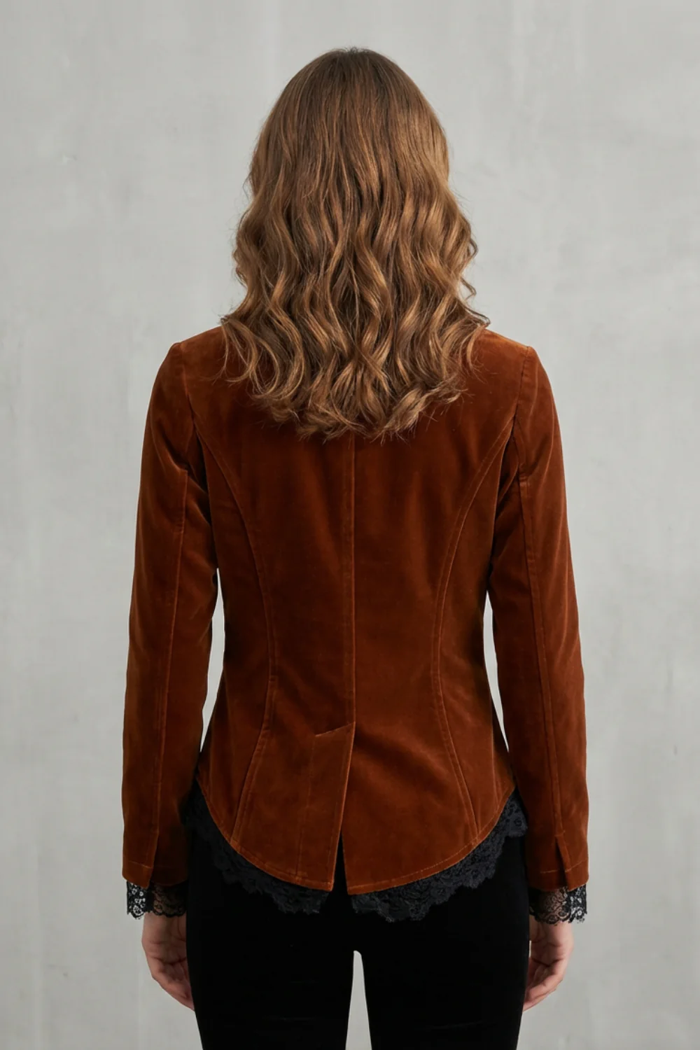 Valdrienne – Tailored lace accent – Velvet blazer - Image 4