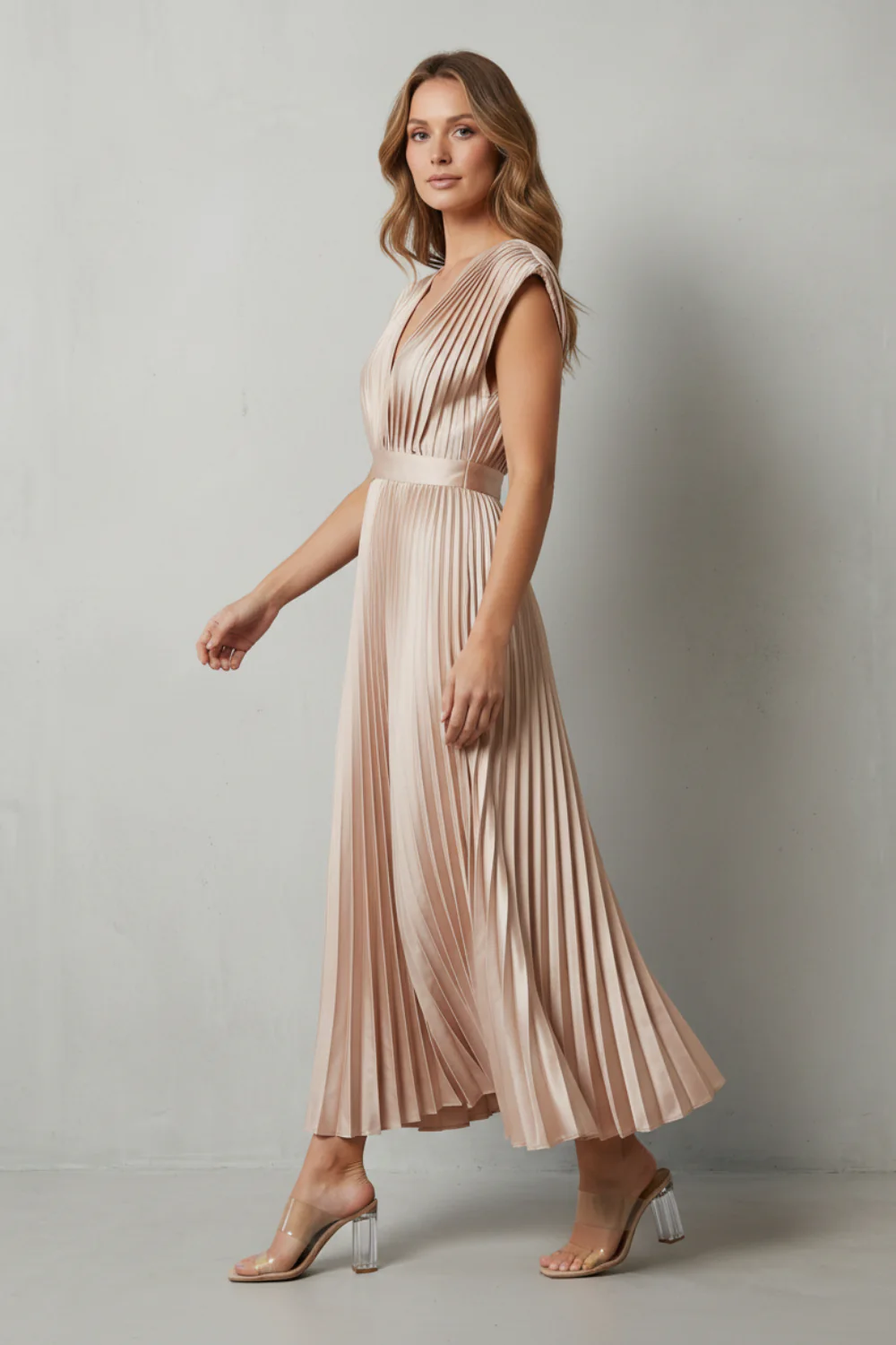 Veloria – Flowing pleated elegance – Midi dress - Image 3